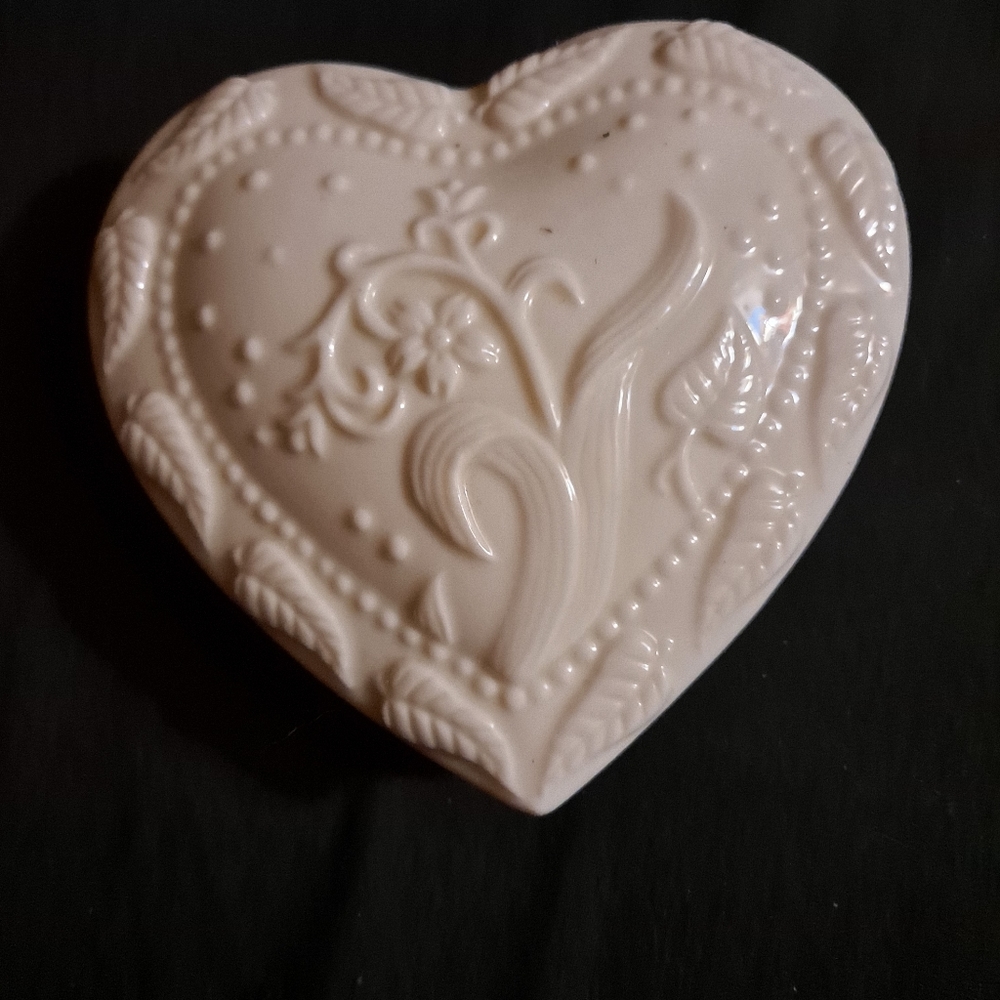 ceramic trinket box